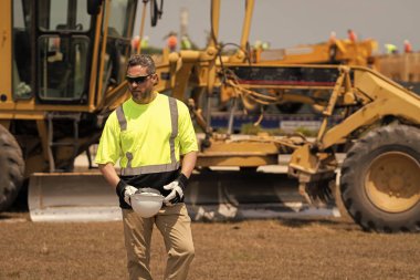 Ağır makinelerde işçi danışmanı. Sanayi işçisi. İnşaat mühendisi. Denetmen mühendis. İnşaat alanında çalışan bir işçi. İnşaatçı. İnşaat malzemeleri.