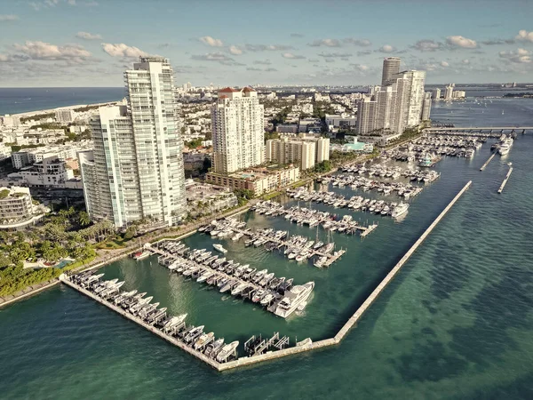 Özel rıhtım. Lüks yatı olan Güney Point Miami marinası. Yaz tatili. Lüks Güney Sahili marinası. Lüks bir yat. Miami güney sahili manzaralı. Yat kulübü. Marina Miami, Florida 'da.