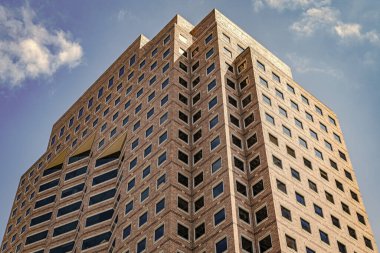 İş bölgesindeki ofis binası. Gökdelen mimarisi. İş gökdeleninde. Modern bina. Şehir merkezindeki gökdelen. Şehir merkezinde gökdelenli. Modern mimari.