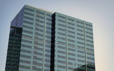 İş gökdeleni binası. Mimari inşaat sektörü. Cam gökdelen. Şehir mimarisi. Ofis binasının mimarisi. Perspektif gökdeleni. Ticari mimari.