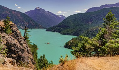 Dağ tepesi ve Diablo gölü manzarası. Doğa manzarası. Kuzey Cascades Ulusal Parkı 'ndaki Diablo Gölü. Diablo Gölü manzaralı. Dağ manzaralı Diablo gölü.