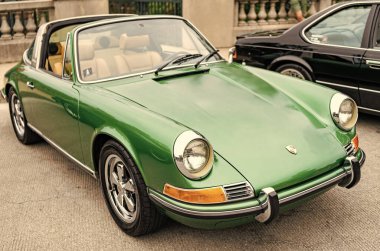 Chicago, Illinois - 29 Eylül, 2024: 1972 Porsche 911T Targa Coupe yolda. Chicago 'da yeşil metalik Porsche 911T Targa.