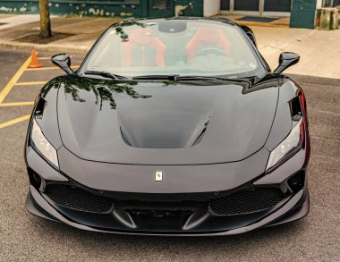 Chicago, Illinois - 29 Eylül 2024: Ferrari F8 Spider veya Tributo siyah rengi. Ferrari F8 Spider ya da Haraççı sokağa park etmiş. Ön manzara. Lüks Ferrari F8 Örümcek ya da Chicago 'daki haraç