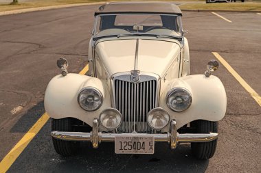 Chicago, Illinois, ABD - 08 Eylül, 1954 MG eski spor üstü açık spor araba, ön görüş. Retro spor araba. Üstü açık MG TF araba. Chicago 'da MG TF beyaz