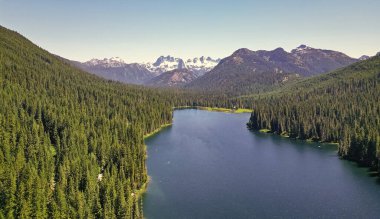 Cooper Gölü 'nün dağ ve orman manzarası. Doğa manzarası. Washington 'daki Cooper Gölü. Cooper Gölü 'nün popüler doğa yürüyüşü. Cooper gölü ve dağ manzarası. Görkemli dağlar.