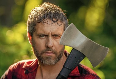 Oduncu baltası terliyor. Ağaç kesen baltalı adam. Çalışkan, acımasız adam. Keresteci adam dışarıda. Acımasız oduncu. Vahşilik ve erkeklik. İspanyol adam baltayla ağaç kesiyor..