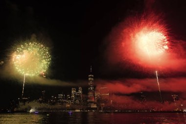 New York Manhattan havai fişekleri arifesinde. Manhattan 'da havai fişekler. New York 4 Temmuz Havai fişekleri. Flashing Fireworks ile New York City Skyline Manhattan. Bağımsızlık Günü
