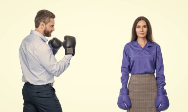 Beyazlara izole edilmiş boks eldivenli iş adamları. İş rekabeti. İş ortakları arasındaki şirket rekabeti. İş adamları savaşmaya hazır. İş rekabeti. Rekabetçi güç.