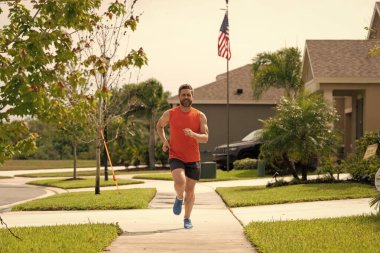 Koşu sırasında koşan bir koşucu. Spor formundaki koşucu. Koşu aktivitesi. Koşan adam mahalleye koştu. Koşan adam dışarıda koşma özgürlüğünün tadını çıkarıyor. Dayanıklılık.