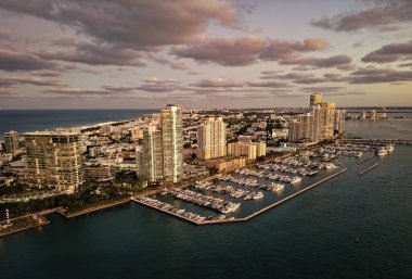 Marina Miami, Florida 'da. Biscayne Körfezi. Lüks yatı olan Miami marinası. Yaz tatili. Lüks Güney Sahili marinası. Lüks bir yat. Miami güney sahili manzaralı. Yat kulübü. Sahil kenetlenme tesisleri.