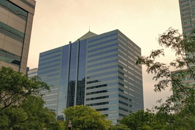 İş camlı bina. Mimari inşaat sektörü. Cam gökdelen. Şehir mimarisi. Ofis binasının mimarisi. Perspektif gökdeleni. Ticari mimari.