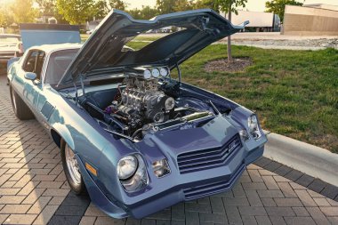 Park Ridge, Illinois, ABD - 22 Ağustos 2024: Otomobil fuarında açık motorlu Retro elektrikli mavi araba, üst görüş. Chevrolet Camaro Z28 eski model araba. Chevrolet Camaro Z28 'in mavi arabası. Chevy Camaro.