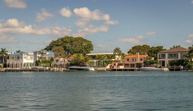 Yaz tatili. Lüks liman otel binası. Yaz tatili. Lüks konutlarda yat. Rıhtımda teknesi olan bir daire. Rıhtım manzaralı bir ev. Seyahat hedefi.