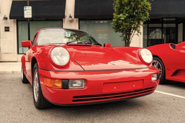 Chicago, Illinois - 29 Eylül 2024: Porsche 911 Carrera Coupe yolda. Porsche 911 Carrera Roadster kırmızısı. Porsche 911 Chicago 'daki Carrera Speedster..