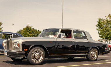 Chicago, Illinois, ABD - 08 Eylül 2024 Rolls Royce Silver Shadow klasik aracı, yan görüş. Retro araba. Lüks Rolls Royce Silver Shadow arabası. Chicago 'da Rolls Royce Gümüş Gölgesi