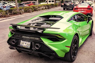 Miami Beach, Florida USA - 9 Haziran 2024 Lamborghini Huracan Tecnica Green Miami plajında. Lamborghini lüks bir İtalyan otomobil üreticisi.