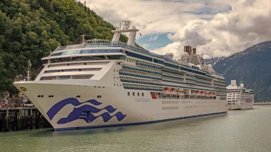 Skagway, Alaska, ABD - 23 Temmuz 2019: Prenses Adaları Gemi Gezileri Prensesi. Gemi turu. Alaska limanı ve yolcu gemisi. Seyahat turu. Seyahat güzergahı. Okyanus gezisi.
