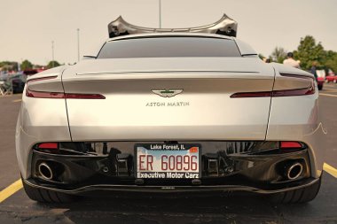 Chicago, Illinois, ABD - 08 Eylül 2024: 2008 Aston Martin DB12 coupe sportscar, back view. Aston Martin V8 DB12 coupe. Chicago 'da Aston Martin V8 DB12 coupe arabası