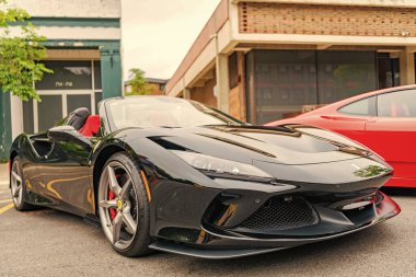 Chicago, Illinois - 29 Eylül 2024: Ferrari F8 Spider veya Tributo siyah rengi. Ferrari F8 Spider ya da Haraççı sokağa park etmiş. Köşeden bak. Lüks Ferrari F8 Örümcek ya da Chicago 'daki haraç