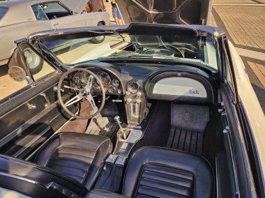 Park Ridge, Illinois, ABD - 21 Ağustos 2024: Chevy Corvette. Otomobil fuarına park edilmiş üstü açık bir araba, iç mekan. Chevrolet Corvette C2 eski araba. Chevrolet Corvette C2 'nin üstü açık arabası..