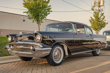 Park Ridge, Illinois, ABD - 22 Ağustos 2024 Chevrolet Bel Air 'in siyah arabası. 1957 Chevy Bel Air. Otomobil fuarında park edilmiş siyah araba, köşe manzaralı. Chevrolet Bel Air retro araba.