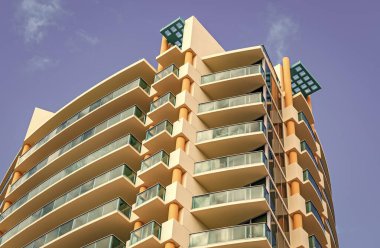 Mimari dış görünüş ayrıntıları. Dış taraftaki apartman binası. Modern apartman binası. Otel mimarisi. Konut binası mimarisi.