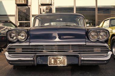 Park Ridge, Illinois, ABD - 22 Ağustos 2024: Chevrolet Delray 'in siyah arabası. Chevy Chevrolet Delray. Otomobil fuarında park etmiş siyah bir araba. Chevrolet Delray eski araba.