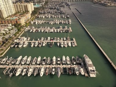 Miami 'de lüks bir yaz tatili. Özel tekne üstü. Lüks teknesi olan bir Marina. Miami 'deki yat kulübü ve yat limanı. Özel yat teknesi olan lüks bir yat limanı. Limanda rıhtımda bir yat var. Marina yatı kayıyor..