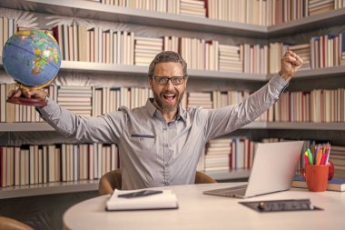 Öğretmenler günü. Sınıfta mutlu bir üniversite öğretmeni. Online özel ders. Okulda çevrimiçi sınıf. Okul sınıfında online eğitim. Öğretmenim sınıfta. çevrimiçi eğitim.