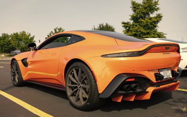 Chicago, Illinois, ABD - 08 Eylül 2024 Aston Martin Vantage coupe, köşe manzaralı. Aston Martin Vantage. Üstü açık Aston Martin Vantage turuncu araba