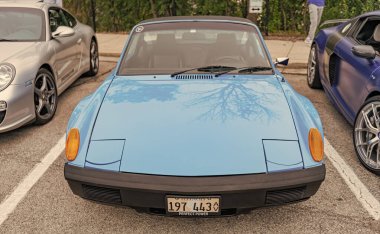 Chicago, Illinois - 29 Eylül 2024: klasik Porsche 9146 mavi renk. Vintage Porsche 9146 sokağa park edilmiş. Ön manzara. Retro Porsche 9146 Coupe Chicago 'da