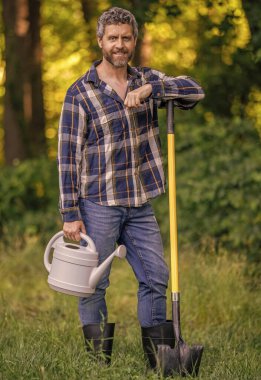 Bahar çiftçiliği. Ağaç dikiyorum. Bahçıvanlık ve tarım. Kürekli İspanyol bir çiftçi. Bahar çiftliğindeki çiftçi. İnsan kürekle ağaç diker. Bahçe aleti. Bitki ekme ve yetiştirme. Ekoloji kavramı.
