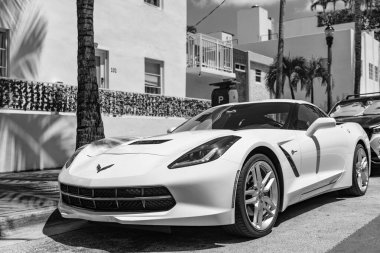 Miami Beach, Florida USA - 9 Haziran 2024: Chevy Corvette Stingray C7 Miami Beach 'te. Beyaz Chevy Corvette