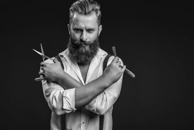 Traş bıçağı olan bir berber tıraş olur. Berber adam berber dükkanında saçını kestiriyor. Berber dükkanında harika zaman geçirdik. Berberdeki kuaförden saç kesimi. Berber adam. Kuaför salonu..