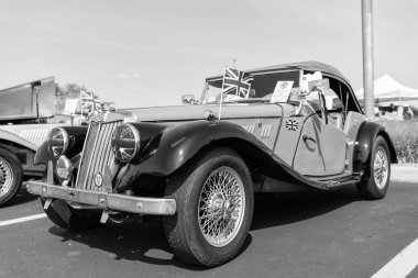 Chicago, Illinois, ABD - 08 Eylül 2024: MG spor araba üstü açılabilir, köşe manzaralı. Retro mavi spor araba. Üstü açık MG TF araba. Chicago 'da MG TF