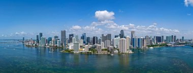 Miami 'de Brickell' in hava manzarası. Güneşli bir günde Miami 'nin göbeğinde. Miami Sahili ve Brickell 'in manzarası. Miamis Gökdelenleri. Brickell 'in ünlü simgeleri. Miami şehir merkezi manzarası