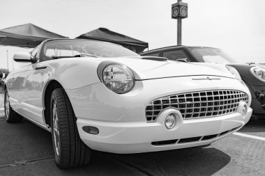 Chicago, Illinois, ABD - 08 Eylül 2024: 2002 Ford Thunderbird üstü açılabilir spor araba, köşe manzaralı. Retro sarı spor yara izi. Üstü açık 2002 model Ford Thunderbird arabası. 2002 Ford Thunderbird Chicago 'da