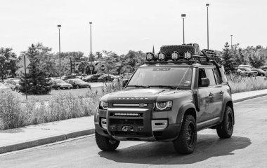 Chicago, Illinois, ABD - 08 Eylül 2024: 2022 Land Rover Defender aracı, yan görüş. Efsanevi geçiş arabası. Geçit Land Rover Defender arabası. Chicago 'da arazi aracı savunucusu.