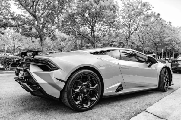Miami Beach, Florida USA - 9 Haziran 2024 Lamborghini Huracan Tecnica Green Miami plajında. Lamborghini lüks bir İtalyan otomobil üreticisi.