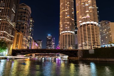 Chicago şehir manzarası. Şehir gece gökdelen binası. Skyline mimarisi. Chicago şehri aydınlatılmış bina. Chicago 'da bir gece. Gökdelen mimarisi. Metropolis 'te akşam.