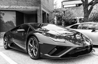 Chicago, Illinois - 29 Eylül 2020 Lamborghini Huracan LP 640-4 EVO Spyder. Kırmızı 2020 Lamborghini Huracan LP 640-4 EVO Spyder sokağa park etmiş. Lamborghini İtalyan lüks arabasıdır.