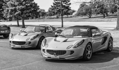 Chicago, Illinois, ABD - 08 Eylül 2024: 2005 Lotus Elise spor arabası, ön görüş. Turuncu ve gri üstü açık spor araba. Modern Lotus Elise arabası. Lotus Elise Chicago 'da