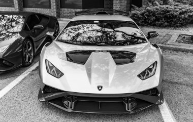 Chicago, Illinois - 29 Eylül 2024: 2021 Lamborghini Huracan STO. Metalik yeşil 2021 Lamborghini Huracan STO sokağa park etmiş. Lamborghini İtalyan lüks arabasıdır..