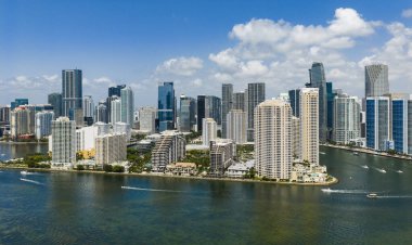 Brickell gökdelenlerinin hava görüntüsü. Miami şehir merkezinin modern manzarası. Kıyı şeridinin üstündeki Panoramik Miamis silueti. Miami 'deki Brickell Key hava görüntüsü. Miami 'nin manzarası. Miami Plajı ve Brickell
