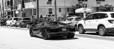 Miami Beach, Florida USA - 8 Haziran 2024 Lamborghini Aventador LP700-4 Miami sahili okyanus yolunda. Lamborghini lüks bir İtalyan otomobil üreticisi.
