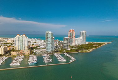 Yat Miami marinasına yanaştı. Miami 'deki kıyı şeridinin havadan görüntüsü. Yelkenli Miamis kıyısı boyunca ilerliyor. Limanın yukarısındaki Miami silueti. Miami 'nin ünlü deniz piyadesi. Yatı olan Marina.