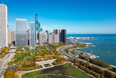 Chicago şehir marinası. Chicago şehir parkı ve marina silüeti. Sonbahar şehri manzarası. Şehir parkı olan şehir manzarası. Chicago şehir manzarası gökyüzü mimarisi. Gökdelen manzarası. Şehir marinası.