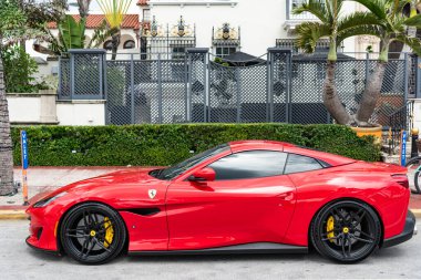 Miami, Florida, ABD - 13 Temmuz 2025: kırmızı spor arabası, yan görüş. Ferrari Portofino Gran Turismo spor araba. Lüks spor araba Ferrari Portofino Gran Turismo. Ferrari Portofino dışarıda park etmiş..