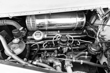 Chicago, Illinois, ABD - 08 Eylül 2024: 1962 Rolls-Royce Silver Cloud II. Lüks 1962 Rolls-Royce Gümüş Bulut II. Klasik 1962 Rolls-Royce Gümüş Bulut II. Motor görünümü