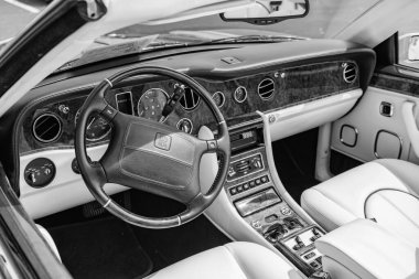 Chicago, Illinois, ABD - 08 Eylül 2024: 2001 Rolls-Royce Corniche aracı, iç manzara. Retro klasik araba. 2001 Rolls-Royce Corniche arabası. Chicago 'da 2001 Rolls-Royce Corniche